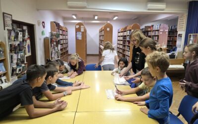  Učenici 5. b razreda u potrazi za skrivenim blagom školske knjižnice